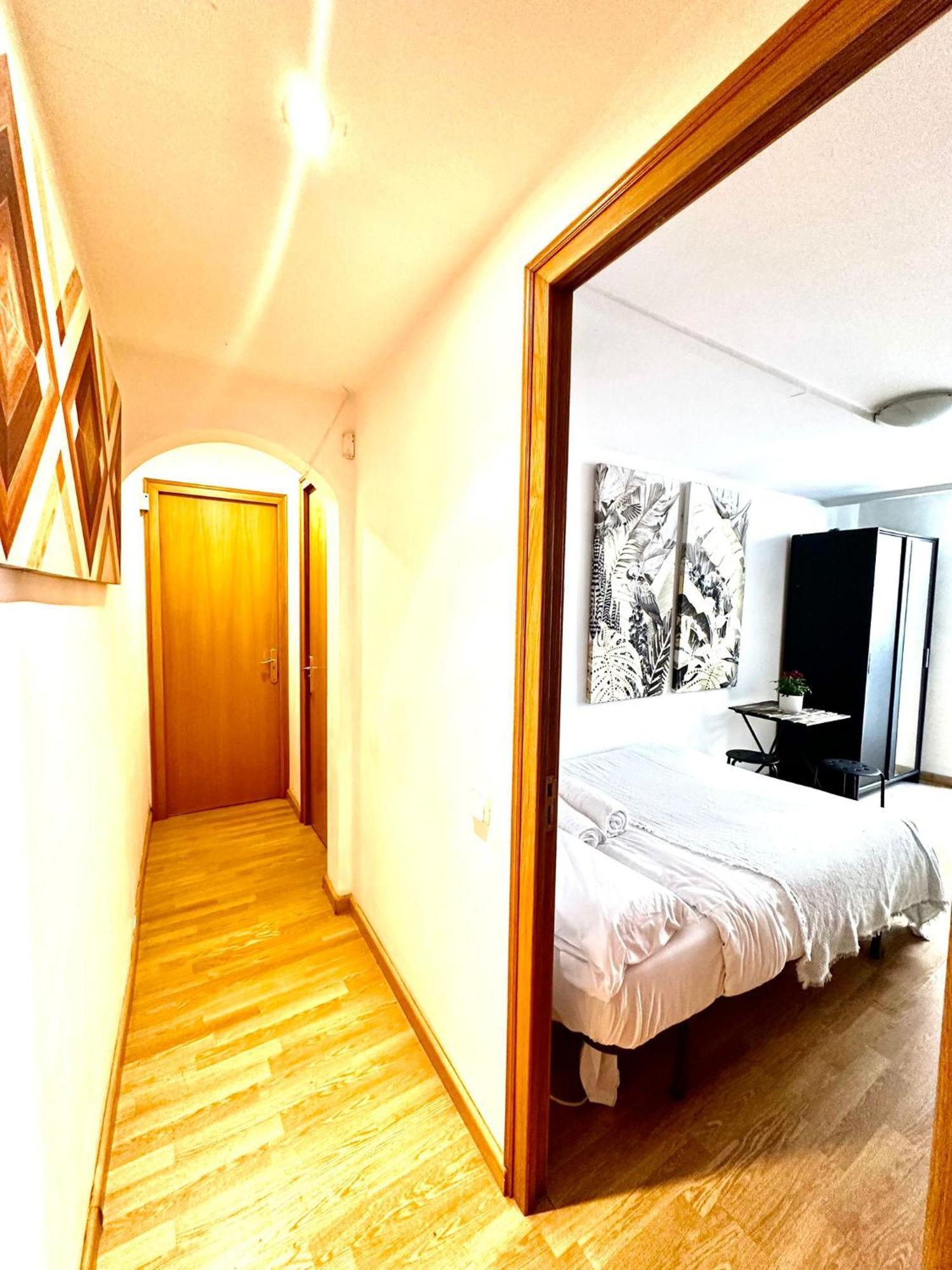 Private Rooms In City Center Барселона Екстериор снимка