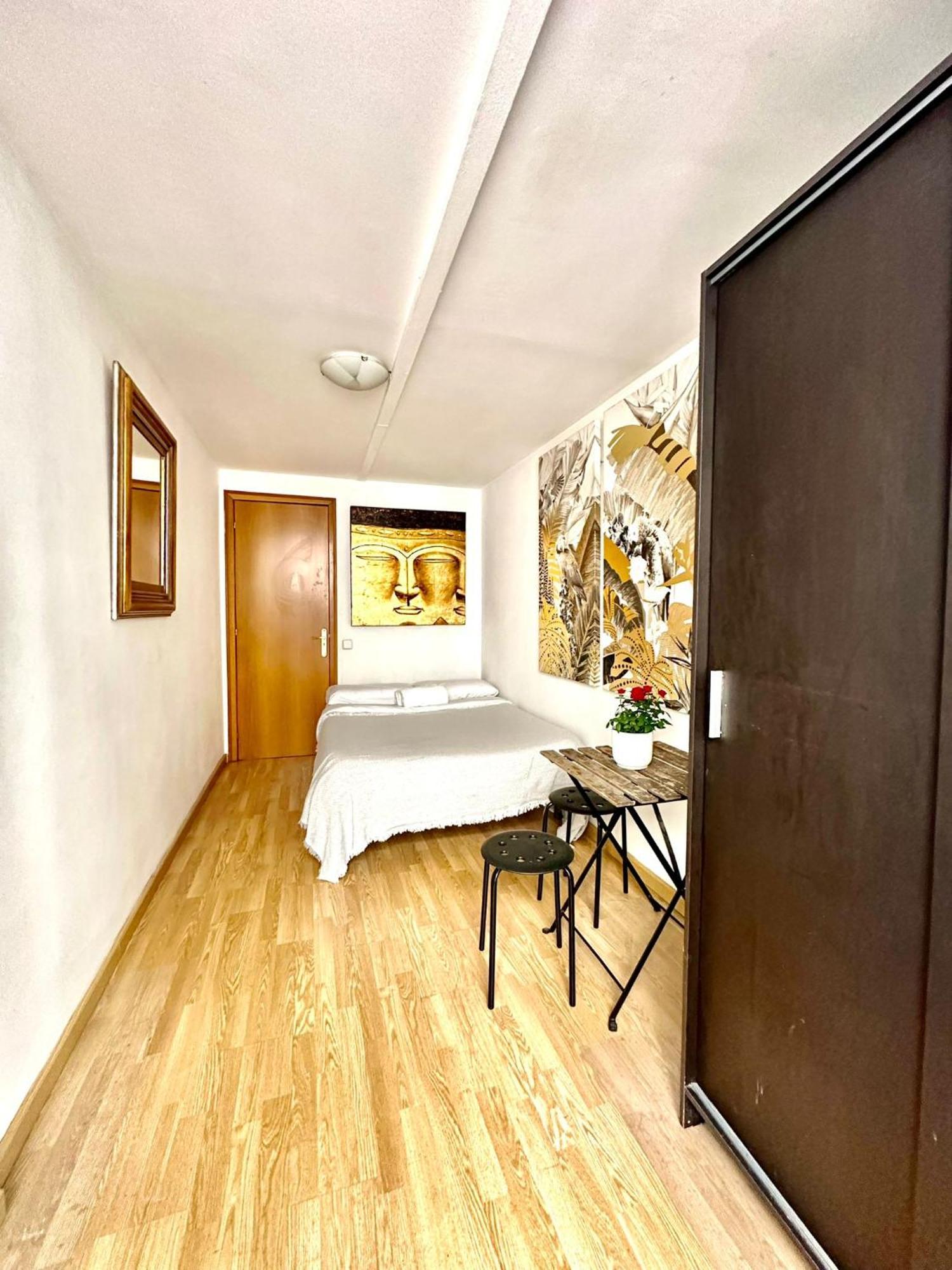 Private Rooms In City Center Барселона Екстериор снимка