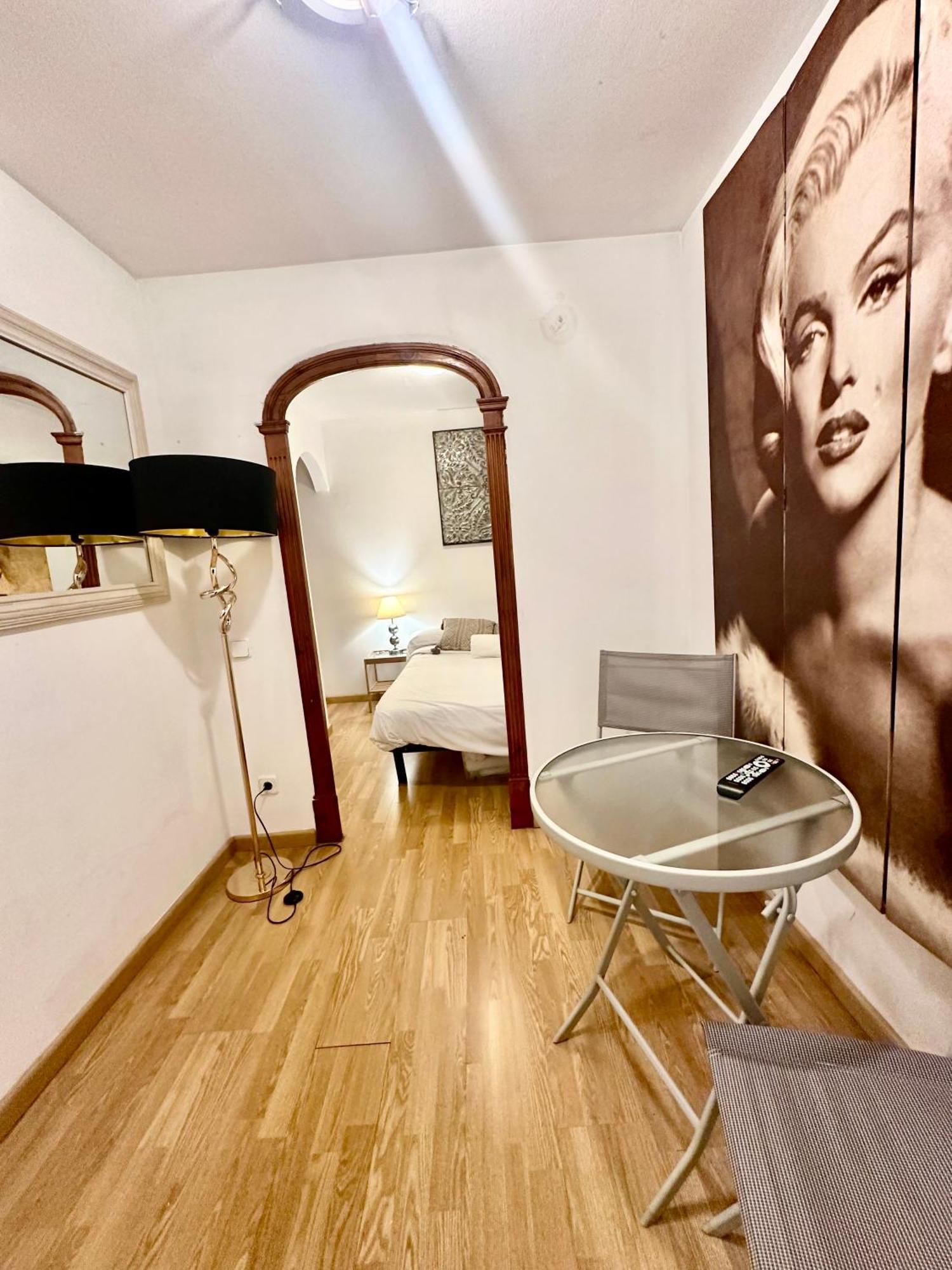 Private Rooms In City Center Барселона Екстериор снимка
